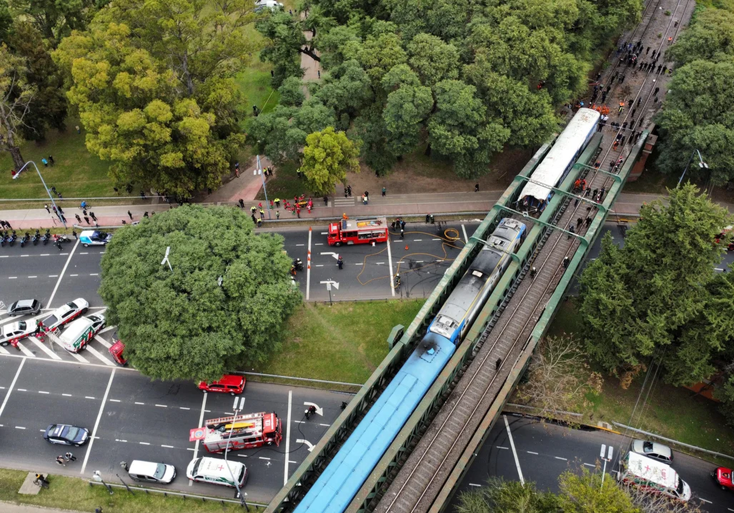 Un tren de la línea San Martín chocó con otra formación y descarriló