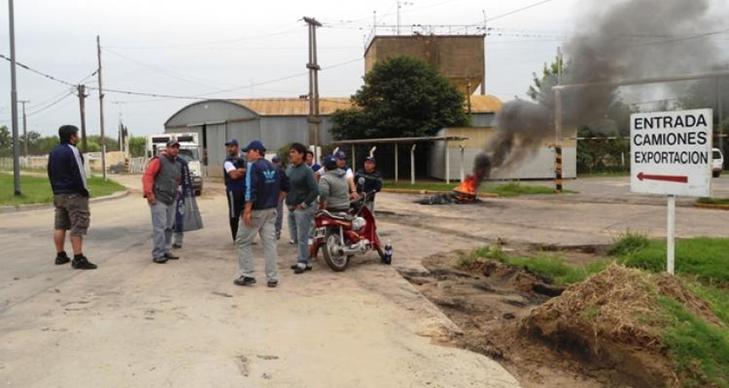 Conflicto en el puerto: “A operar no entra nadie”