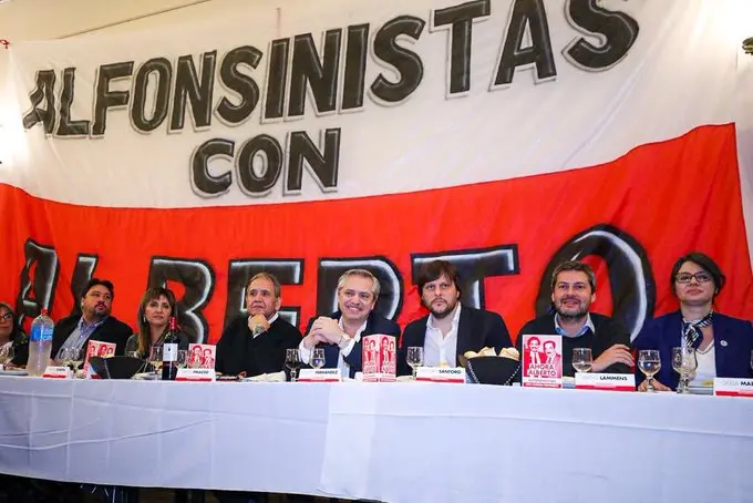 Alberto Fernández junto a radicales: "Yo también soy el resultado de Alfonsín"