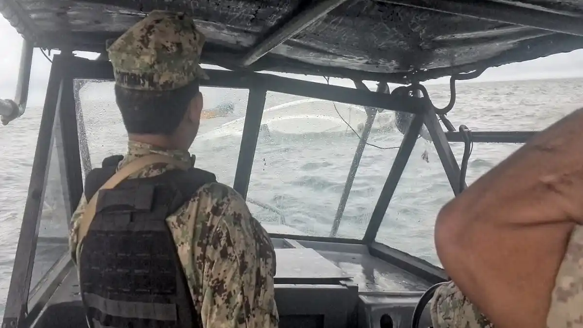 RESCATAN a 13 personas que naufragaron frente a las costas de ECUADOR