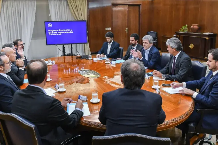 Con la mira en el fin de las promociones, Caputo se reunió con supermercadistas