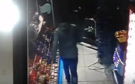 Video: Cansado de los robos, kiosquero corrió al delincuente a sillazos