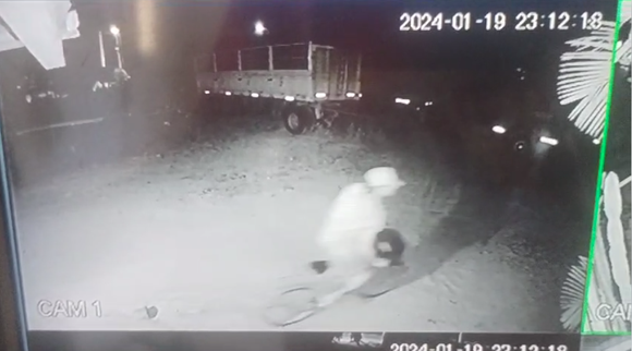 Video: fue a pedir trabajo por la tarde y por la noche volvió para robar