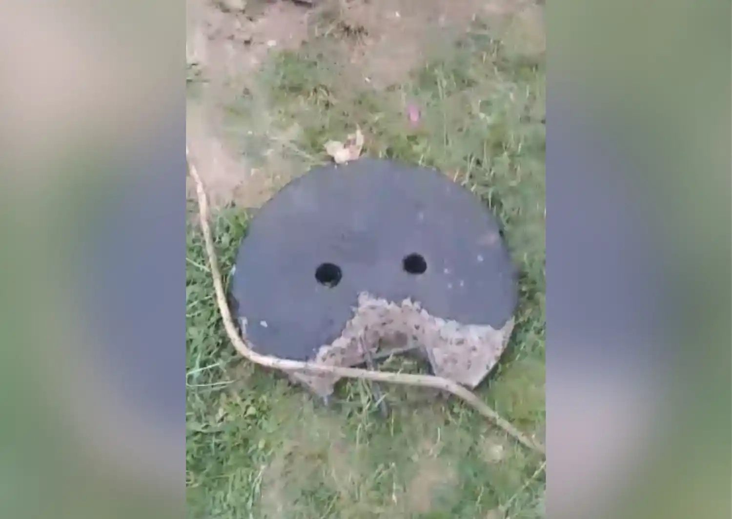 Tapa de cloaca de alcantarilla obstruyendo cañerías en calle Libertad