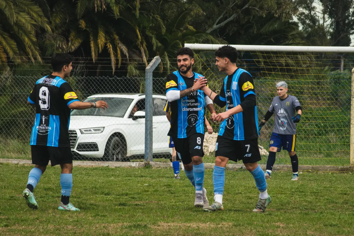 Festejo del primer gol de Claromecó. Navarrete felicita a Peralta, autor del tanto