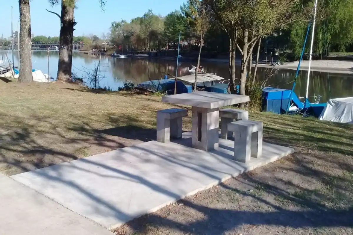 Instalaron nuevos bancos y mesas inclusivas en el Camino de la Costa