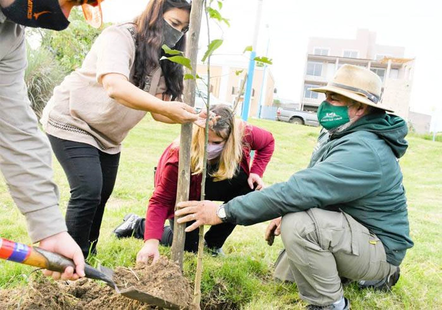 Día Mundial de la Tierra: se plantaron árboles nativos en la plazoleta Canaglia