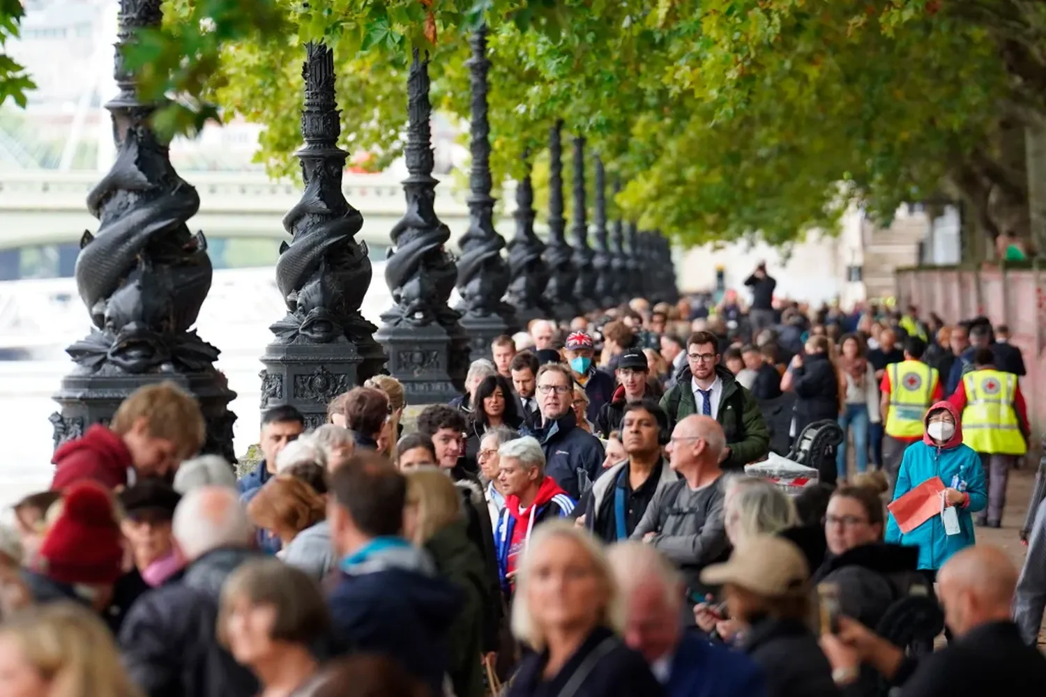 Una multitud de personas hacen largas filas para despedir a la reina Isabel II en Londres