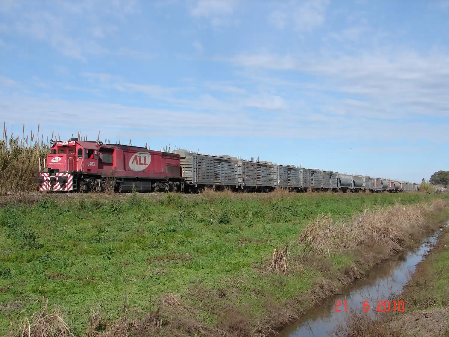 Un tren embistió a un auto en Larroque