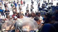 Tensión frente a la Municipalidad, gas pimienta y dos detenidos, los manifestantes acamparán allí