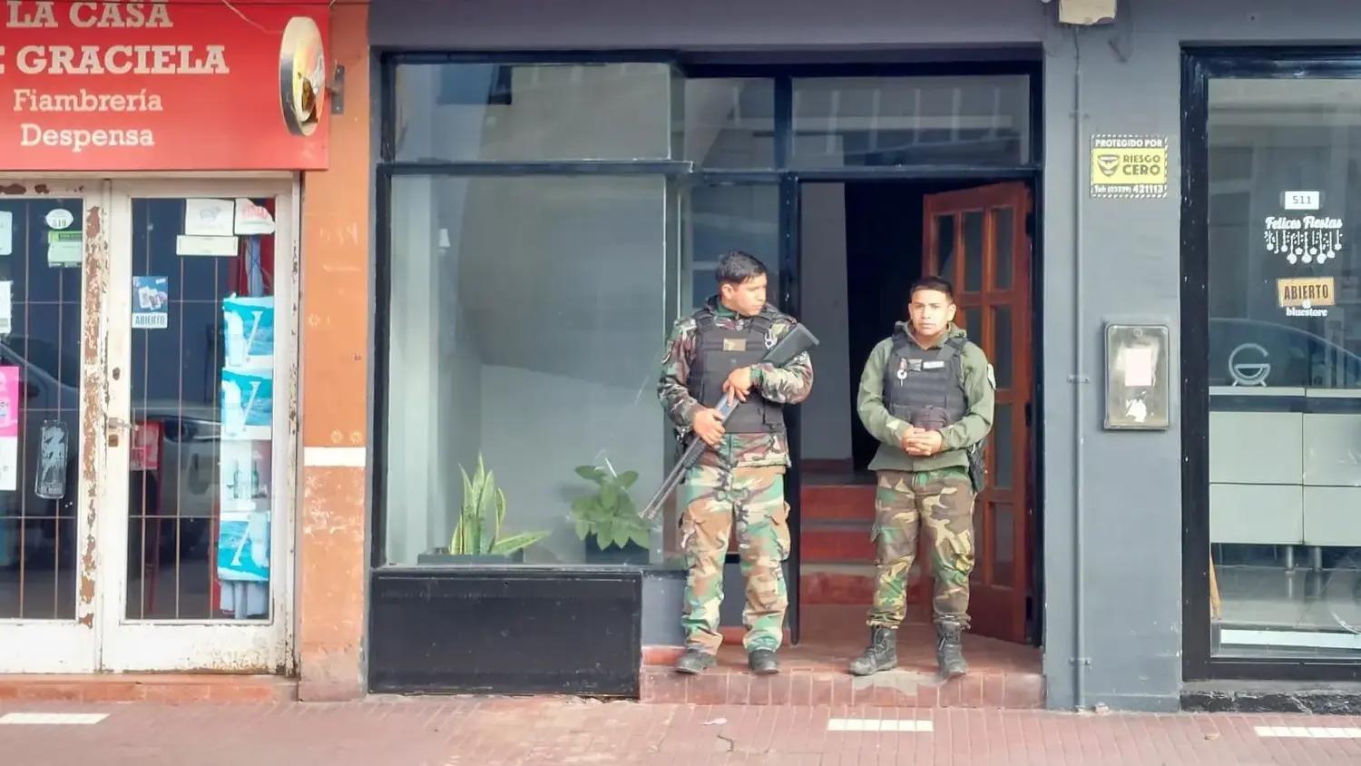 Efectivos de las fuerzas de seguridad custodian la entrada del complejo edilicio de Mitre al 500.