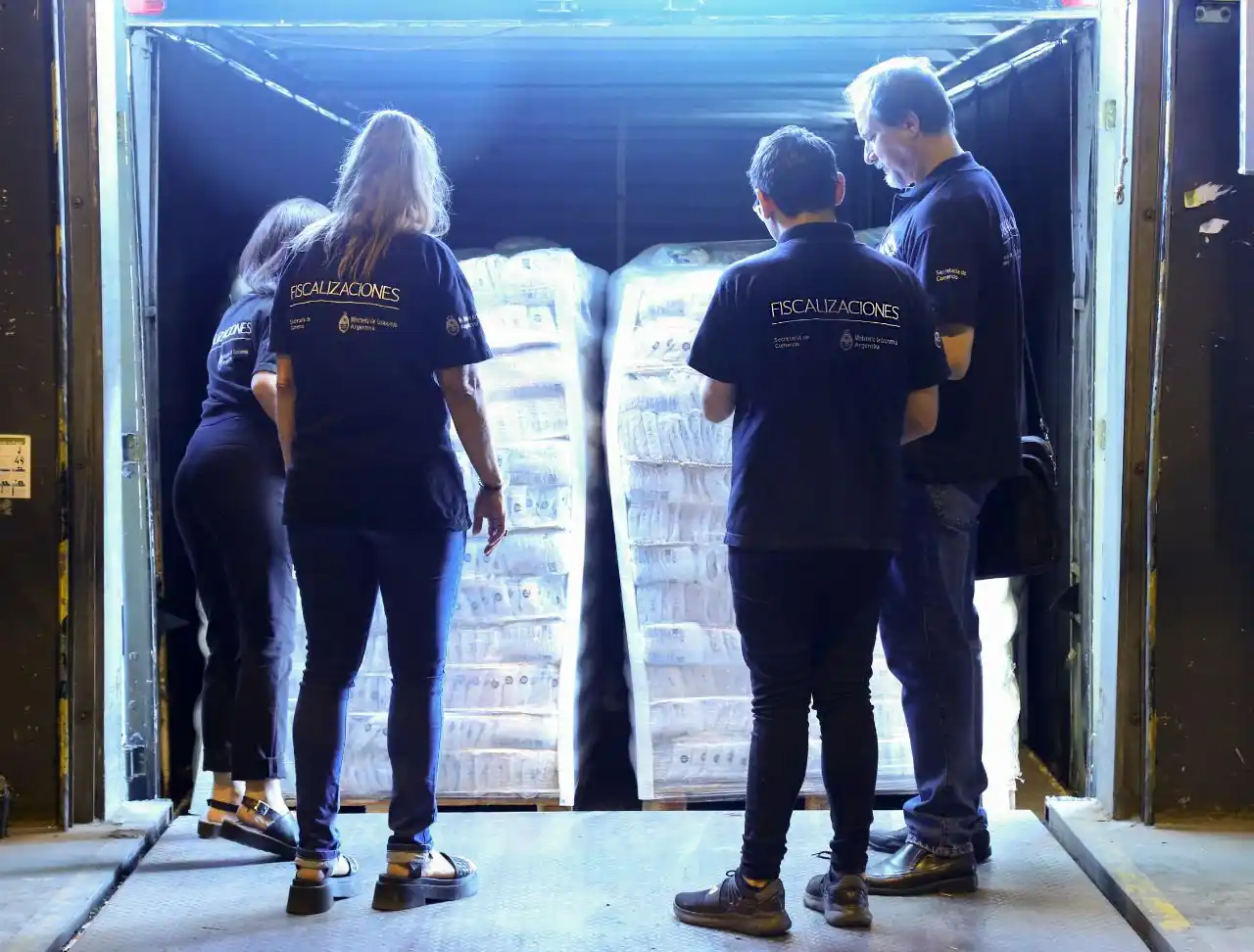 El Gobierno y el gremio de Camioneros realizaron controles en centros de distribución.