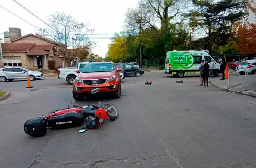 Trasladan con heridas a una mujer tras un choque