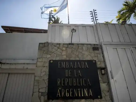 Afirman que cinco opositores al chavismo que estaban asilados en la Embajada argentina en Caracas salieron de Venezuela