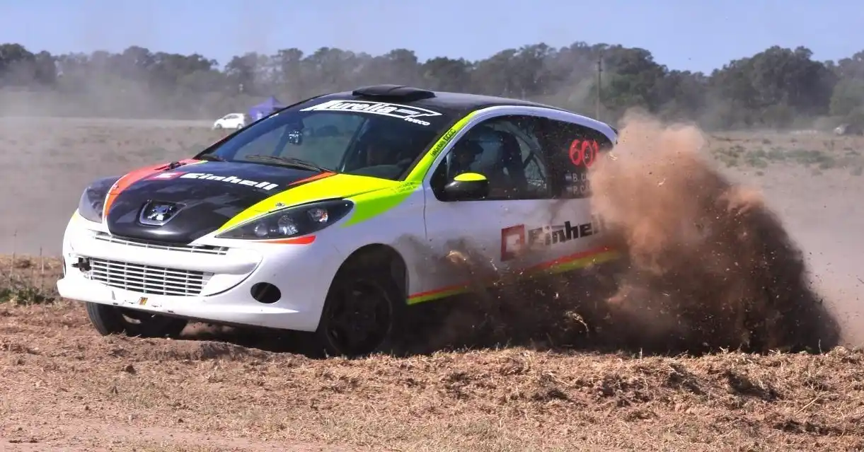 FOTO BELLIDO Bruno y Pablo Cárcano ganaron la clase N2 en Dolores, pero a bordo de un Peugeot 208.