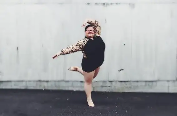 Tiene 15 años, pesa más de 100 kilos y la rompe bailando clásico