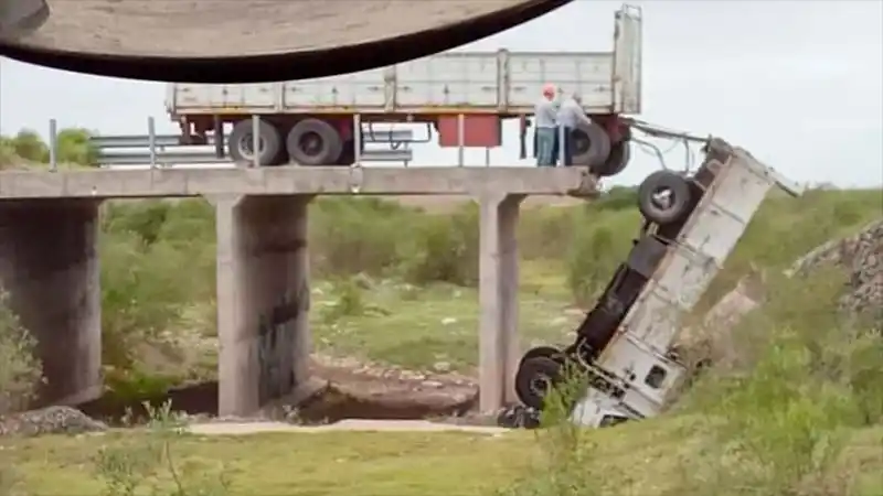 Un camionero está grave tras confundirse de camino y caer desde puente sin terminar