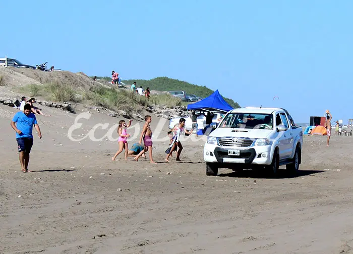 Se prohíbe andar con vehículos en la playa todo el año
