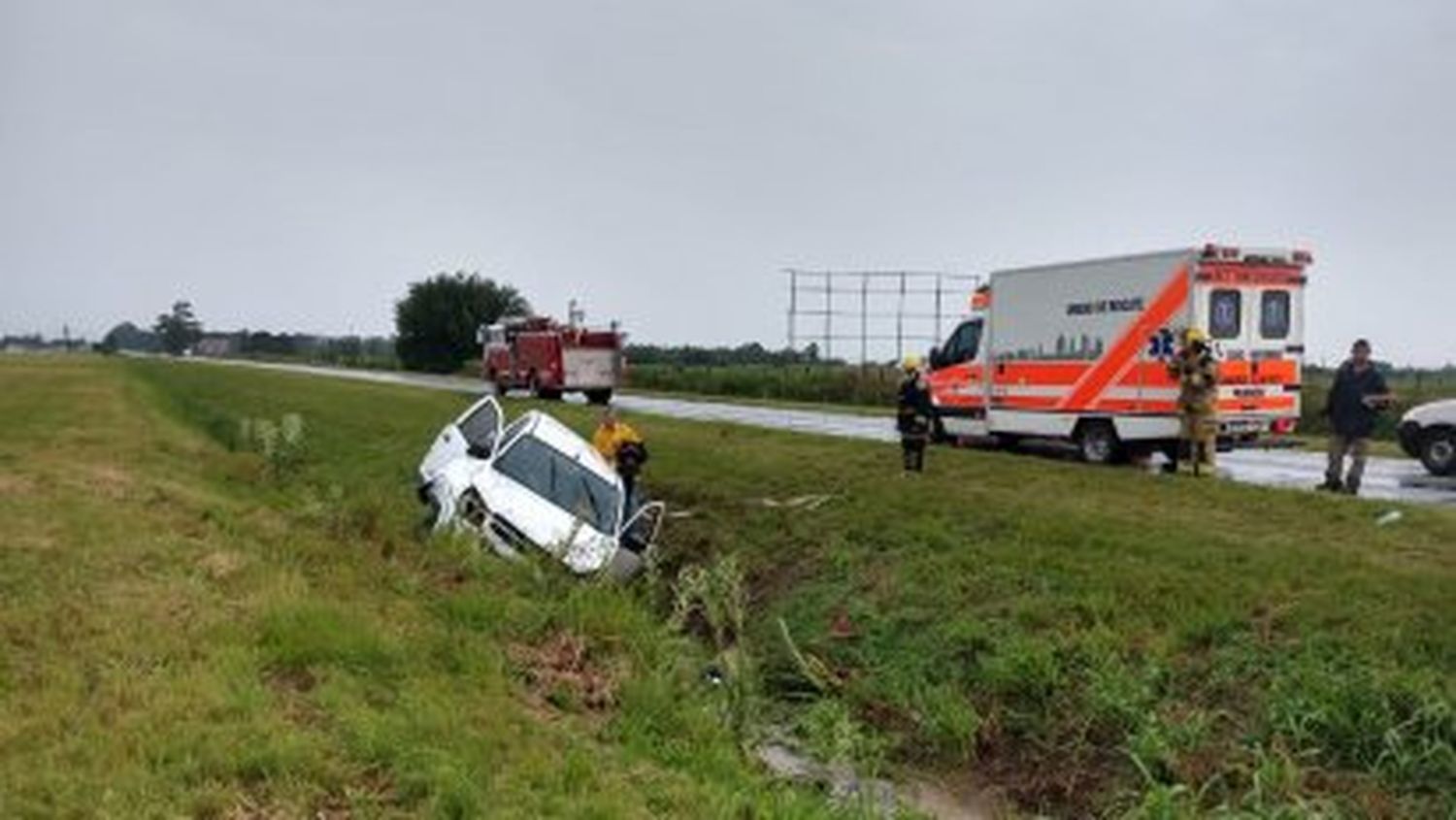 Custodios de la gobernación de Santa Fe volcaron en la Autovia 19