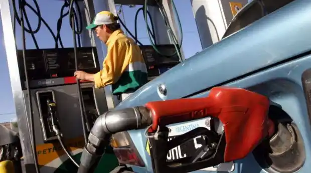 Congelan los precios de los combustibles por seis meses