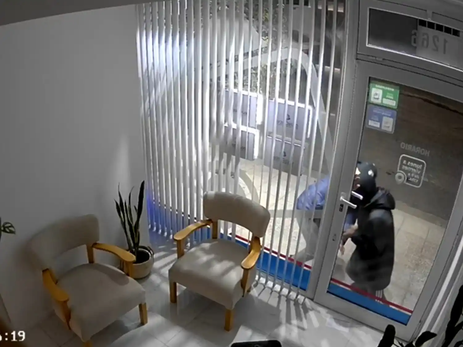 Los delincuentes forzaron la cerradura con una barreta.