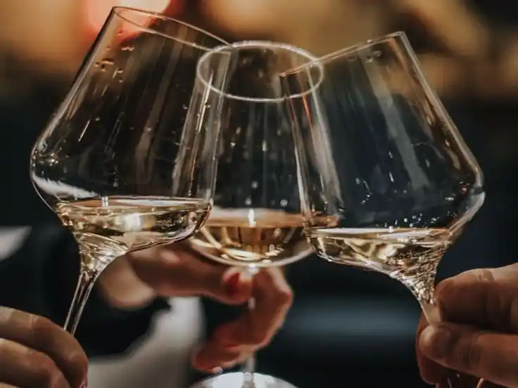 Un brindis por los que nos riegan las copas de alegría.