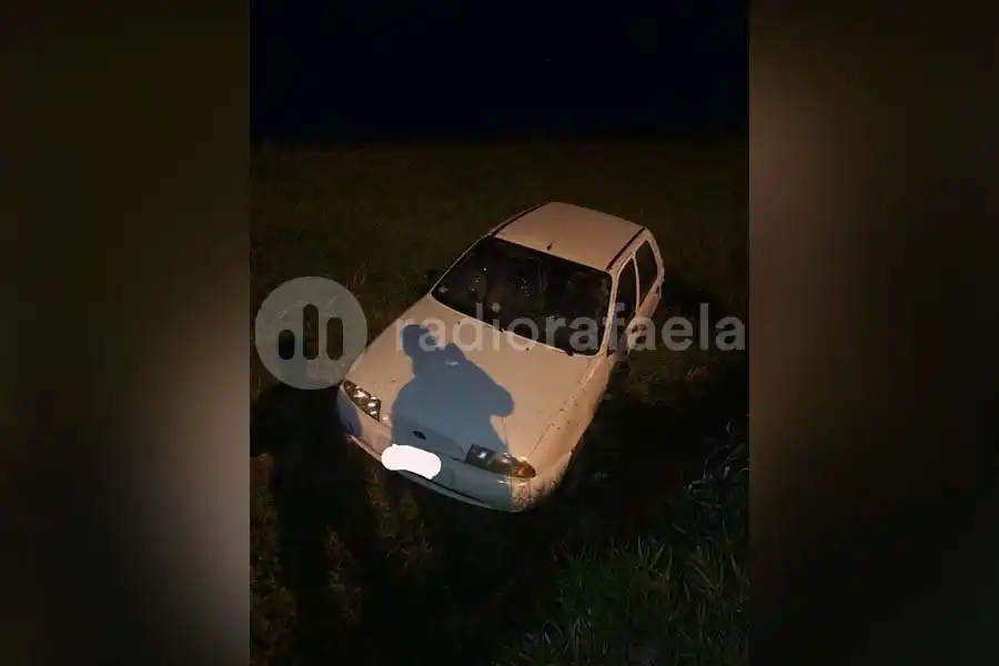 Un automovilista se despistó en la ruta y cayó en un canal