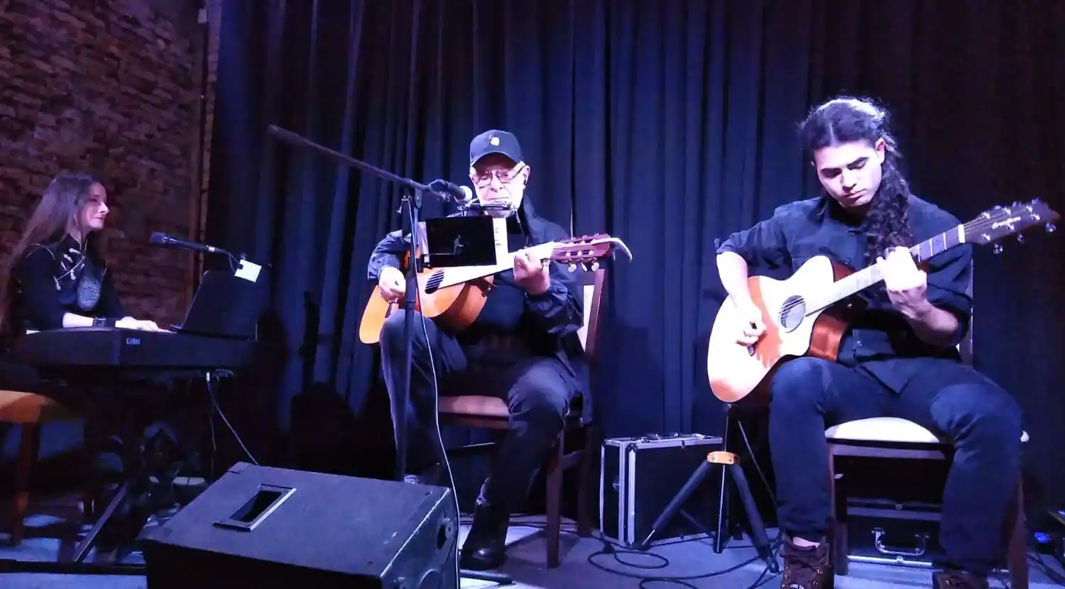 El artista sorprendió al público en la sala del Teatro Café Wojtyla