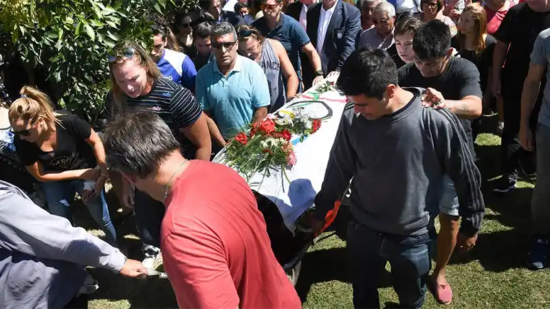 Dolor en la despedida de los restos de Toledo