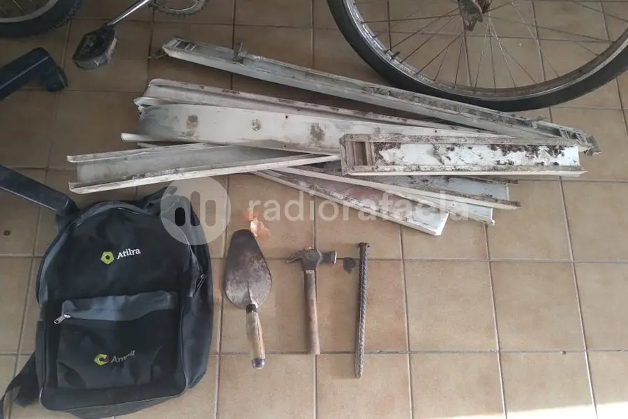 Poco disimulado: lo vieron desprendiendo las aberturas de aluminio de una casa