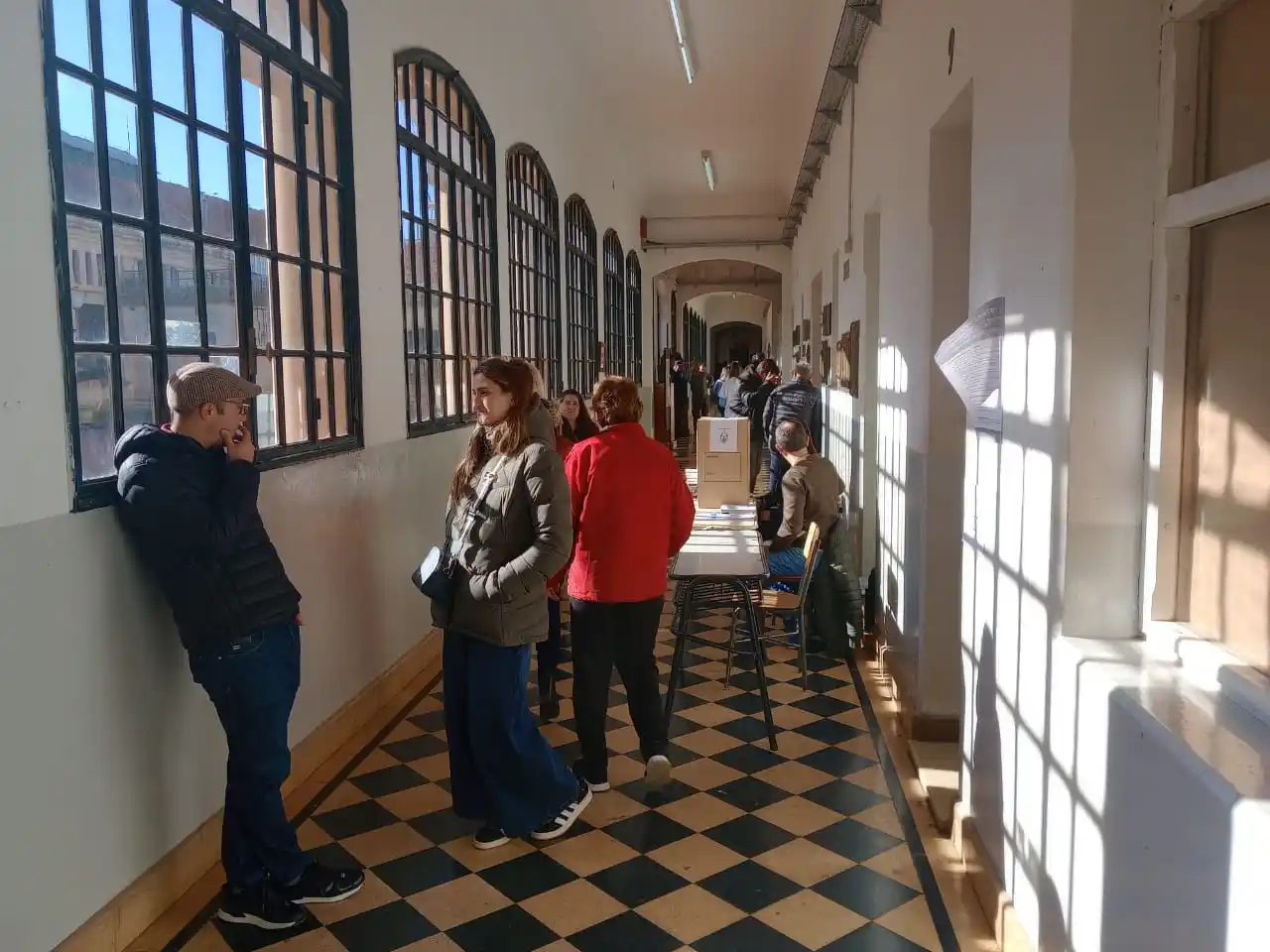 Tras algunas demoras, las elecciones se desarrollan con normalidad en Tres Arroyos