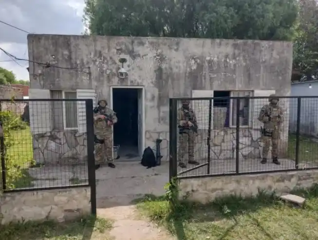Tres detenidos con cocaína y medio millón de pesos en un allanamiento por narcomenudeo