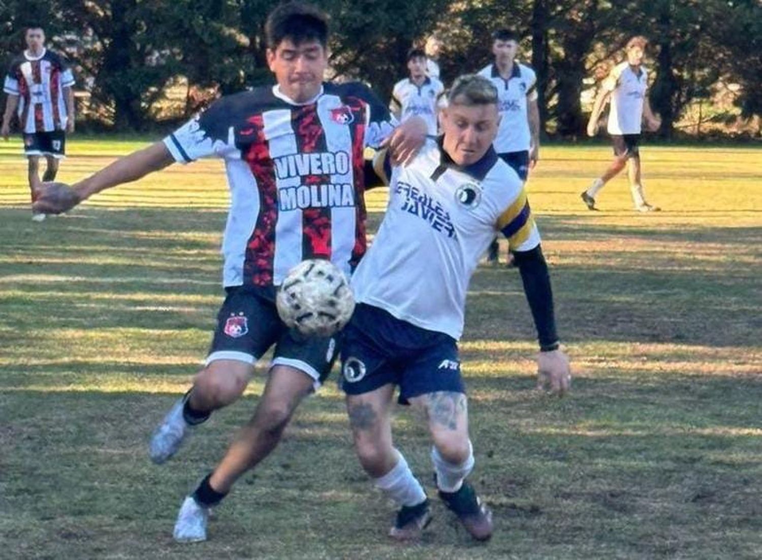 Duelo de veloces. Sebastián Vallejo y Jonathan Álvarez se disputan la posesión del balón