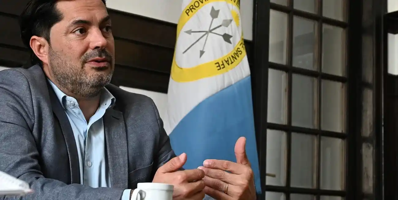 "Santa Fe se diferencia del resto de las provincias sosteniendo el programa de obras públicas y apuntalando a los empresarios y emprendedores, más allá de que no estemos viviendo en otro país", dice el ministro de Trabajo Roald Báscolo.