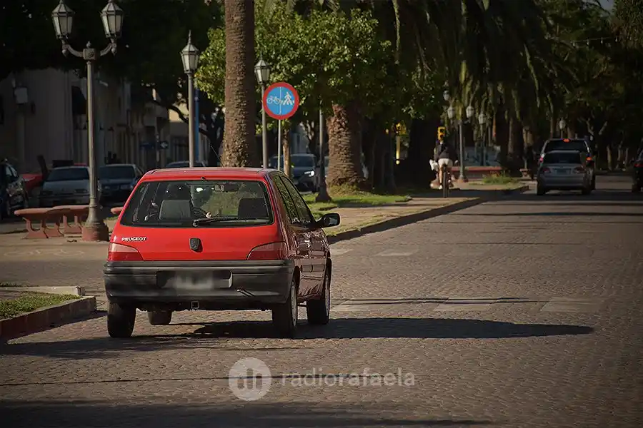Rafaelinos, aprendan: ¿se puede manejar todo el tiempo por el carril izquierdo?