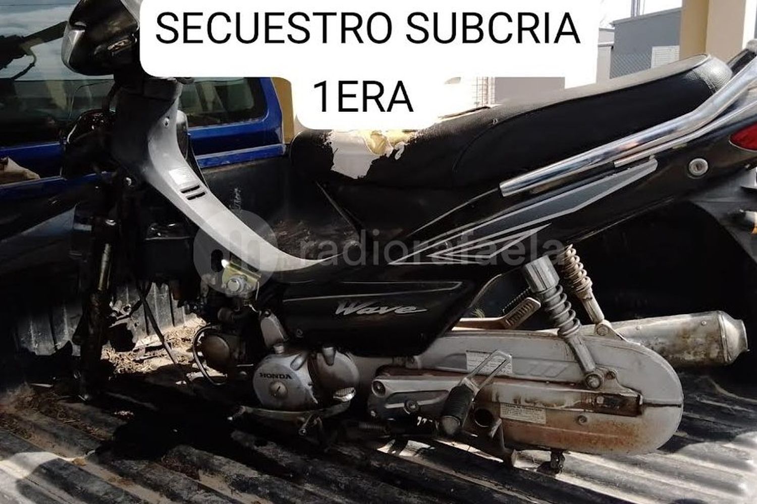 A plena luz del día, encontró una moto sin ruedas al lado de la casa