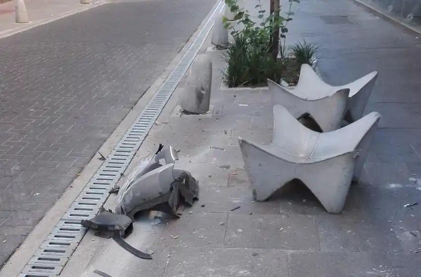 Chocaron parte del nuevo mobiliario urbano en Sarmiento al 700