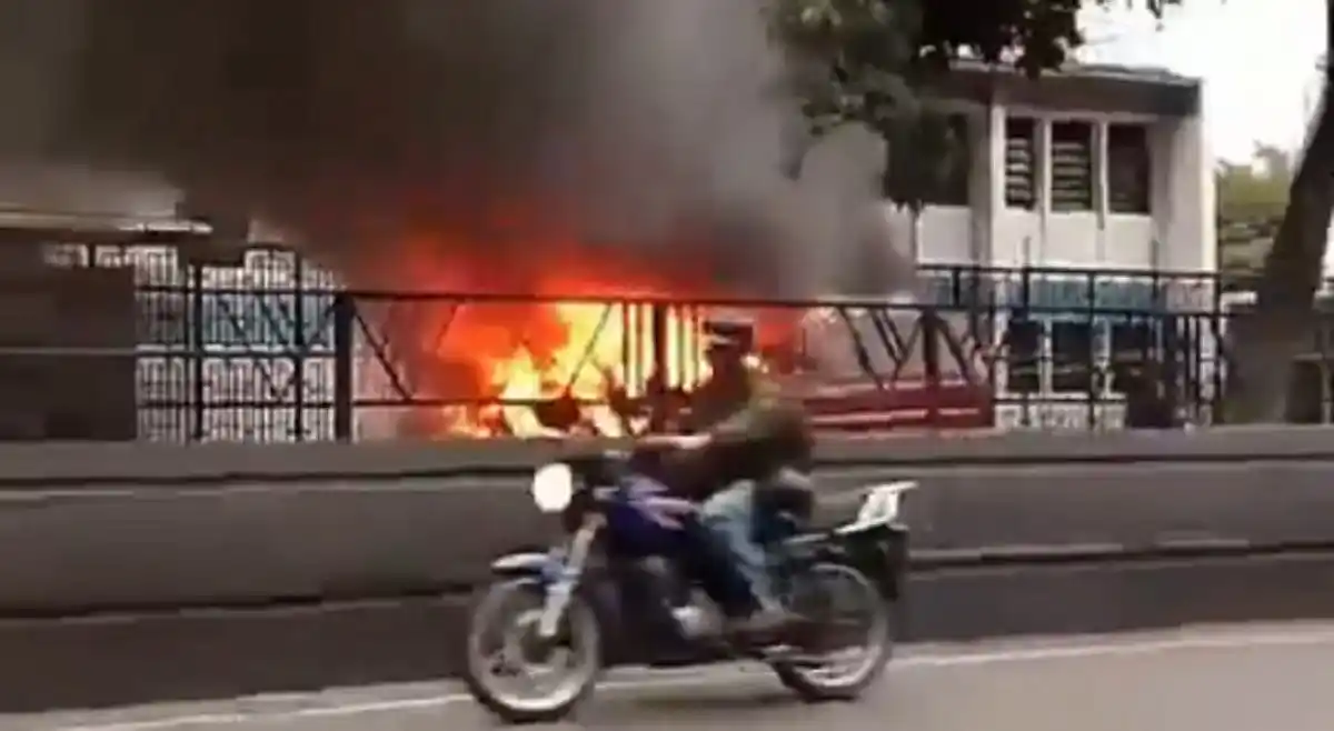 Se incendió una camioneta frente al Pérez de León este #9Feb en Petare (+VIDEO)