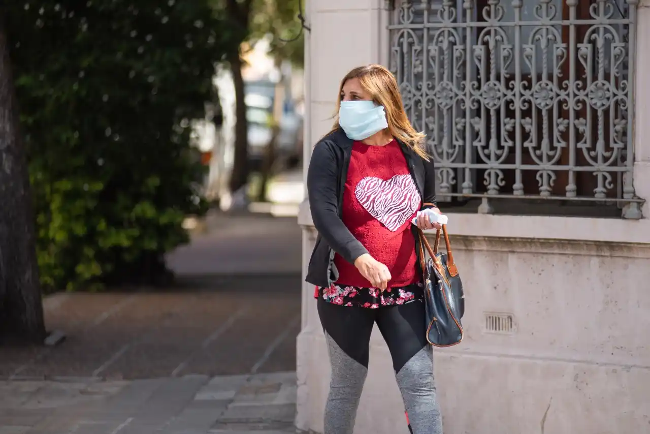 ¿Para qué sirve el barbijo? Un médico local dijo quienes deben utilizarlo en la calle