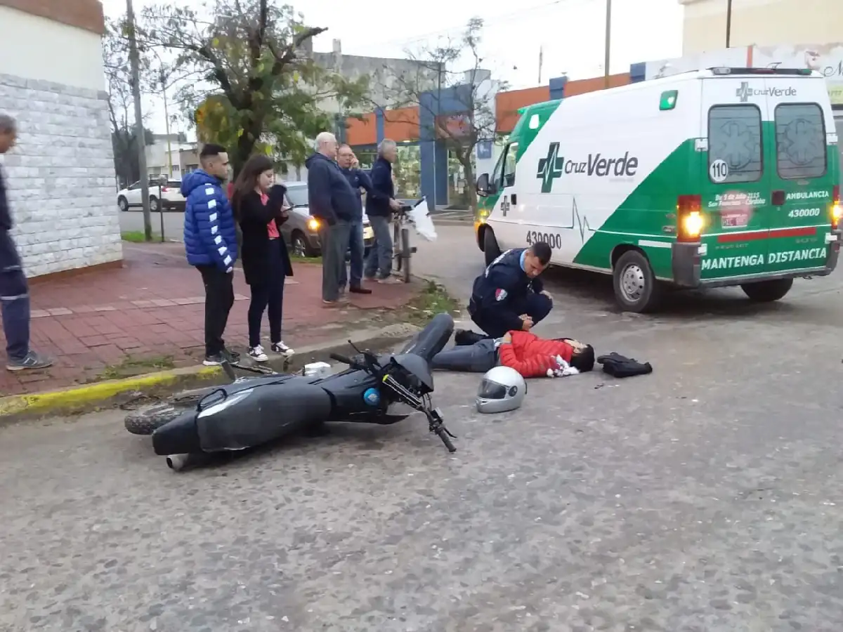 Motociclista herido grave al chocar con un camión