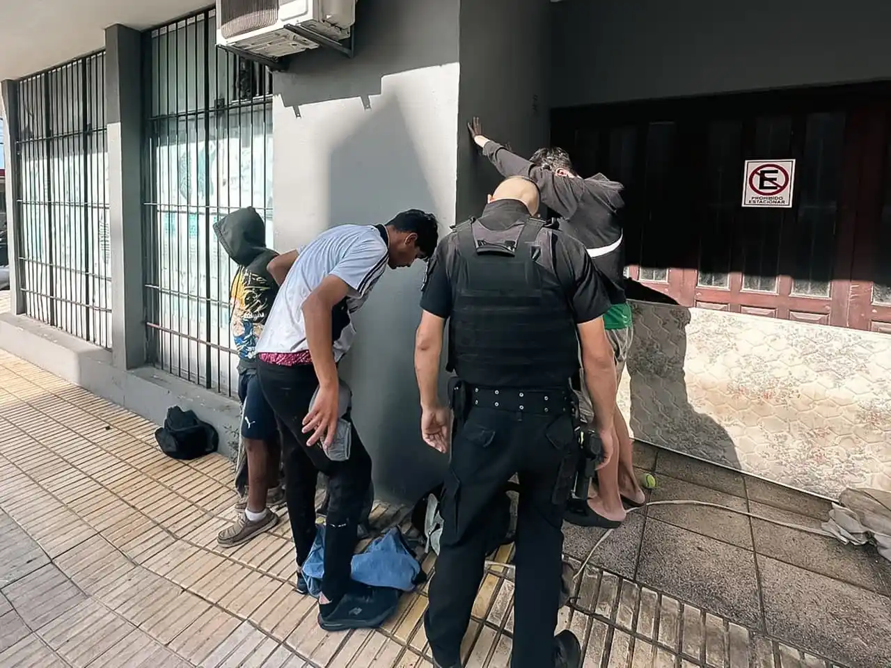 Al llegar al lugar, los agentes verificaron la situación y solicitaron a los individuos que se retiraran para poder identificarlos junto al personal policial.