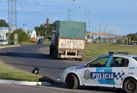 Lo perseguían por un presunto robo, cruzó la 226 a la carrera y cayó debajo de un camión
