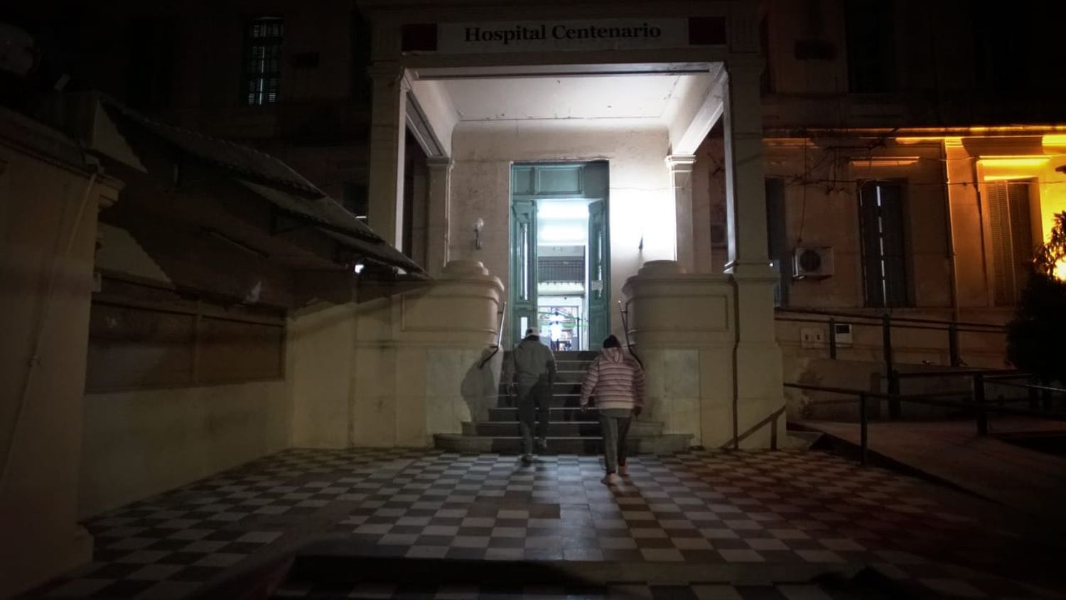 El médico accidentado se fue del Hospital Centenario bajo su responsabilidad, pero volvió y entró al quirófano