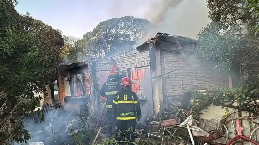 Una jubilada sufrió quemaduras leves en el incendio de una vivienda en Los Acantilados
