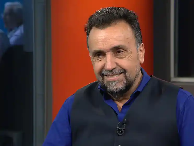 El periodista permanece en observación debido a un hematoma en la cabeza.