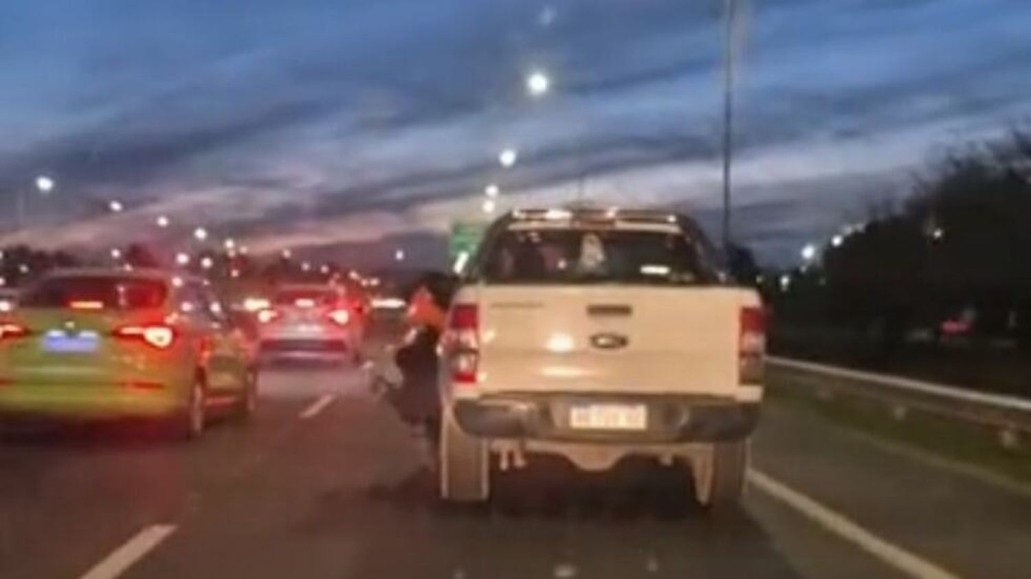 se negó a un control y arrastró a un policía de la Caminera en la Circunvalación.