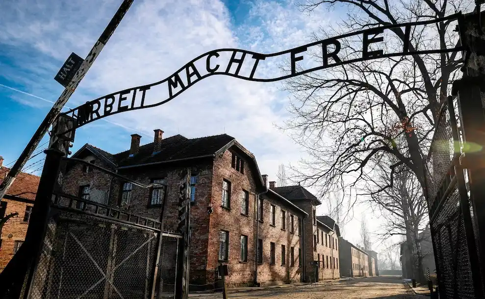 La entrada del campo de Auschwitz-Birkenau
