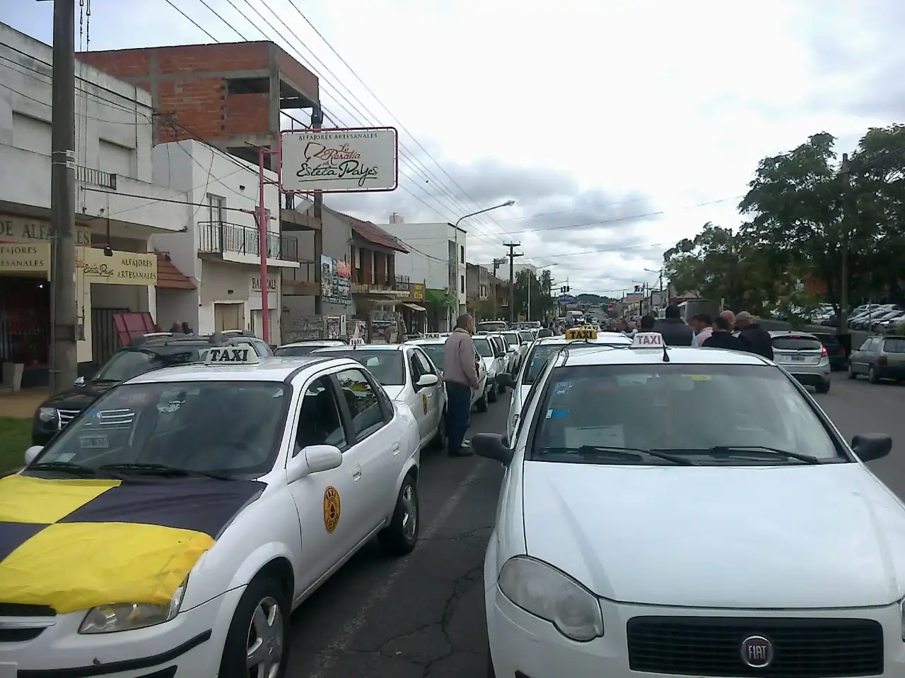 Taxistas cortan Avenida Buzón y van en caravana al Municipio