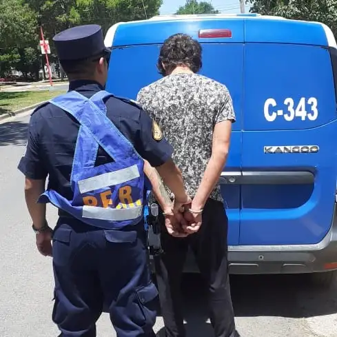 Un hombre fue detenido en Crespo tras intentar agredir a un vecino en la vía pública