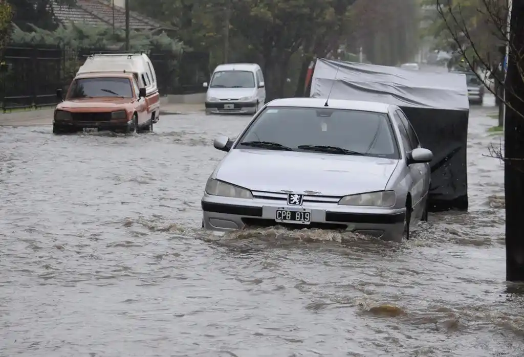 Hubo cortes de rutas y accidentes por la cantidad de agua en el asfalto